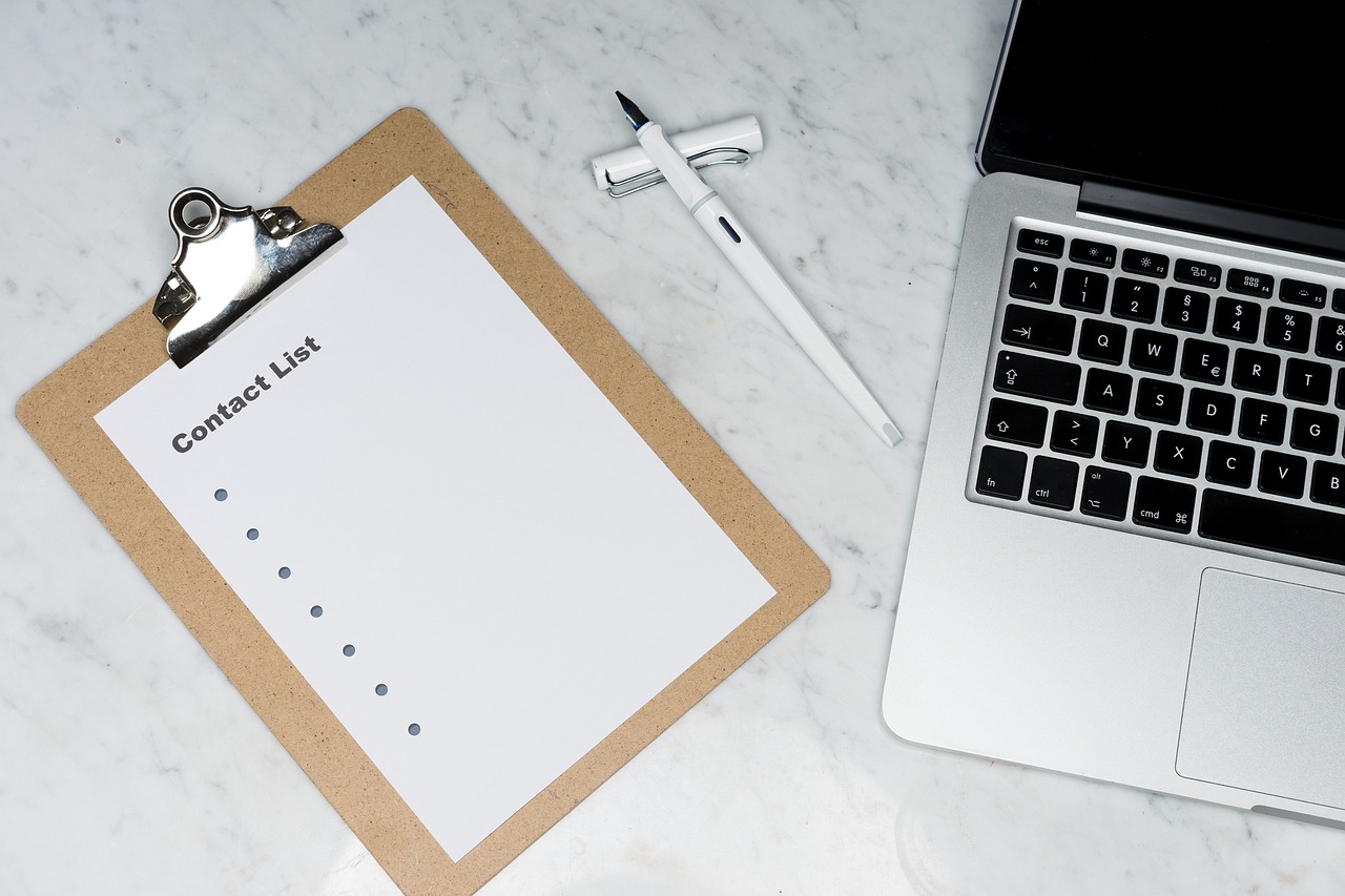 Kaip efektyviai valdyti informacijos srautus organizacijoje: praktiniai įrankiai ir metodai naujienlaiškių, vidinių pranešimų bei skubių žinučių sistemai sukurti